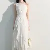 Vestido de Fada Atmosférico de Um Ombro com Babados Brancos em Camadas, Vestido Longo com uma Vibe Fresca e Relaxada