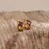 Pendientes de Acero Inoxidable con Forma de Rombo Estilo Europeo y Americano Transfronterizos con Incrustaciones de Circonita, Sensación de Lujo Ligero y Gama Alta, Chapados en Oro de 18 Quilates, Clips para Orejas/Accesorios para Orejas que No se Desvanecen