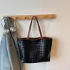 Bolsa de grande capacidade transfronteiriça bolsa feminina novo estilo moda nicho design bolsa de ombro única bolsa tote tecida para o dia a dia bolsa grande