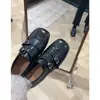 Coleção outono 2026 estilo britânico: sapatos de couro pequenos e estilosos que aumentam a altura para mulheres, adequados para o trajeto diário, com designs barrocos esculpidos, mocassins