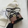 Bolsa de Mão Caixa Retrô Colorida Contrastante Nova Verão 2025 Feminina de Nicho Tendência de Alto Valor Bolsa Transversal Feminina