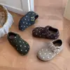 Zapatos Birkenstock de niña con lunares, nueva colección otoño/invierno 2026, zapatos infantiles de suela blanda con cierres de velcro, zapatos pequeños de cuero retro y versátiles para niños mayores
