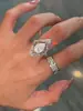 Impresionante anillo de diamantes vintage, diseño de nicho retro exquisito de lujo ligero con un toque de alta gama y artesanía intrincada
