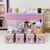 Caja Sorpresa Mini Familia Sanrio Figuras Pintadas a Mano Adornos Lindos Dibujo Animado Juguete de Moda Regalo para Estudiantes Pequeño Adorno de Escritorio