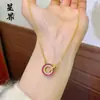 Colar de Moedas Redondas Encaixáveis Popular do Xiaohongshu, Acessório de Moda Versátil de Luxo Leve, Corrente para Clavícula com Diamantes Coloridos que Trazem Sorte, Fornecimento ao Vivo