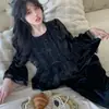 Nuevo conjunto de pijama de encaje dulce estilo palacio para mujer de otoño e invierno, terciopelo dorado, ropa de casa cálida y rejuvenecedora, estilo de celebridad de internet