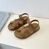 Nuevas sandalias para niñas, zapatos infantiles, zapatos de playa de moda con suela blanda para niñas pequeñas, modelo versátil de tendencia estilo coreano para el verano 2026