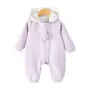 Enterizo para bebé estilo coreano con estampado floral morado, con cremallera frontal y adorables adornos florales, perfecto para salidas