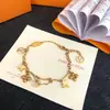 Pulsera de Lujo Ligero Marca V de 26 Luces, Artículo Popular de Venta Transfronteriza, Joyería Versátil Elegante de Moda para Mujer con Diseño Único