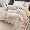 Juego de colcha de terciopelo de leche bordado engrosado, de cuatro piezas, para otoño e invierno, sábanas cálidas, funda de edredón y sábana bajera, creando una experiencia de ropa de cama lujosa y cómoda en el hogar.