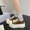 Nueva colección de otoño de zapatillas que aumentan la altura para mujeres bajitas, zapatos deportivos casuales versátiles y cómodos con suelas gruesas y puntera ancha, estilo 2026