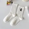 Calcetines de punto con letra C a media pantorrilla para mujer Otoño/Invierno Calcetines deportivos para hombre Estilo Pareja Ins Tendencia Alta Elasticidad Calcetines Largos de Algodón