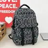 Mochila Graffiti de Letras em Tons de Cinza, Estilo de Rua, Ensolarada e Estilosa, para Alunos do Ensino Fundamental II e Médio, Resistente e Durável, Mochila com Múltiplos Compartimentos