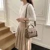 Nova Bolsa Transversal Simples com Padrão de Lichia Feminina Versátil Textura de Couro Macio Bolsa de Ombro Único Elegante Bolsa de Mão Tote para o Trabalho