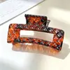Pinza para el Cabello Brillante con Estampado de Leopardo Cruzado Clip de Garra Cuadrado con Superficie de Cuero Trasero de la Cabeza Accesorios Versátiles para el Cabello de Mujer Pinza de Tiburón Venta al por Mayor
