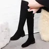 Botas Femininas Acima do Joelho 2026 Outono/Inverno Novas Botas de Cano Único Ins Botas de Cano Alto Femininas Veludo Plus Base Plana Emagrecedoras Fosco Salto Grosso