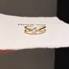 Anillo Abierto de Cruz con Circonita Bañado en Oro Real de 18 Quilates Moda Europea y Americana Anillo Sencillo para Dedo Índice Lujo Accesible Joyería de Mano de Gama Alta