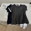 ¡Camiseta Adelgazante de Doble Color Recomendada por Bloggers! Camiseta de dos piezas de imitación con bloques de color para mujer en Tencel Modal de Lenzing, con hombros normales, cuello redondo y mangas cortas