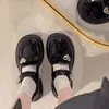 Sapatos Casuais Versáteis da Moda para Meninas 2026 Primavera/Verão Novos Sapatos Mary Jane Fechados Vazados para Crianças com Decoração de Coração