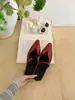 Nuevas sandalias de mujer estilo retro francés con remaches y tira de punta para primavera y verano, versátiles para ir al trabajo.
