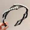 Diadema de Nuevo Estilo 2026 con Diseño de Corona Alta, Elegante Pasador de Perlas Artificiales, Diadema de Lujo Ligero Inspirada en Chanel para Uso Diario con Dientes