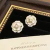 Brincos de pérola de camélia novos para primavera e verão, brincos de flor com temperamento, brincos de pétalas de luxo de alta qualidade para mulheres, atacado