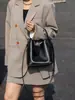 Bolsas Outono e Inverno 2025 Novas Bolsas Femininas, Bolsas de Ombro, Bolsas de Couro Genuíno Estilo Balde, Bolsas Versáteis para Roupas de Trabalho Femininas, Bolsas de Ombro de Grande Capacidade