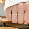 Anel Cruzado de Diamante Inteiro Mais Vendido Transfronteiriço para Mulheres, Simples, de Alto Padrão, Requintado, Moderno, Versão Vertical, Anel Brilhante Estilo Europeu e Americano