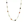 Colar de aço titânio com contas espaçadoras de mosaico de pedra natural colorida para mulheres, apresentando um design de luxo leve e moderno, um estilo retrô e opções de combinação versáteis; não desbota.
