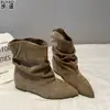 Botas de tornozelo plissadas estilo vintage com bico fino e salto escondido, apresentando uma abertura em V para um efeito emagrecedor, perfeitas para um look moderno e de pernas curtas.
