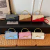Bolso de Mano de Gran Capacidad Transfronterizo, Elegante Bolso Pequeño Cuadrado para el Hombro, Nuevo Modelo 2026, Bolso Caja de Viaje con Parches de PU de Lujo Ligero