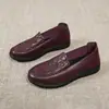 Nuevo modelo de zapatos de venta cruzada más vendido para madres de mediana edad y mayores, zapatos casuales de cuero slip-on bordados de cuero suave