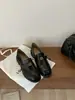 Mocassins Retrô para Mulheres com Design de Camélia, Novo Estilo Britânico 2025 Sapatos de Couro Slip-On com Solado Grosso