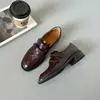 Sapatos baixos de couro femininos versáteis estilo britânico com velcro, novos mocassins slip-on de outono 2026 para mulheres