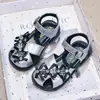 Sandália de Verão com Laço de Strass 2026 para Meninas Crianças Sapatos Infantis Sapatos de Princesa Solado Macio Estilo Coreano Sapatos para Crianças Pequenas Sandálias
