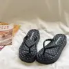 Ropa de Exterior de Verano 2026 Nueva Moda Versátil Antideslizante Cuña Chanclas de Playa Lindas de Dibujos Animados Chanclas de Suela Gruesa para Mujer