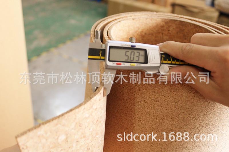 成卷大碎花软木卷材测量厚度