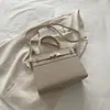 Elegante y a la moda, bolso nuevo de otoño 2026, simple y chic, con un diseño cuadrado retro, adecuado como bolso de hombro o bolso cruzado para mujer