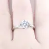 Los temblores en vivo suministran una generación de anillo de corazón de melocotón de diamante de brazo cruzado retorcido para mujer venta directa de fábrica