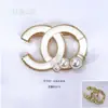 1 [broche de alta qualidade] pode ver o original em estoque atacado pino de letra de alto senso acessórios de corsage de temperamento nicho