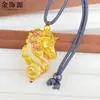 Loja de Ouro Mesmo Estilo Pingente de Cabeça de Cavalo Colorido Vazado Banhado a Ouro, Amuleto da Sorte para o Ano do Cavalo, Colar do Signo do Zodíaco