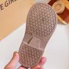Sapatos Rasos YNXU Sapatos de Couro para Meninas Atacado 2026 Outono Novo Elegantes Sapatos de Princesa com Laço Sapatos de Dança para Crianças Pequenas