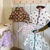 Nuevos estilos de otoño e invierno: chaquetas de invierno de algodón acolchado para bebé, ropa de algodón engrosada para niños, prendas exteriores con capucha unisex estilo corto para bebés y niños pequeños