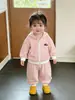 Doce e Estiloso Conjunto de Roupa para Bebê Menina Primavera e Outono Nova Blusa de Moletom com Capuz Listrada da Moda e Calça Casual Conjunto de Duas Peças