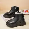 Sapatos de Menina Botas de Cano Curto Princesa Martin Infantil 2026 Outono/Inverno Novo Estilo Botas de Couro para Crianças Médias e Grandes Forradas com Pelúcia Estilosas