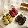 Zapatos de piel de lunares estilo coreano para niñas, nueva colección primavera/otoño 2026, zapatos slip-on de suela blanda, versátiles zapatos estilo princesa estilo bosque, zapatos estilo Birkenstock