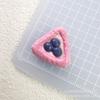 Simulación de comer y jugar: tarta de huevo de arándano triangular, accesorios de resina, crema, pegamento, funda para teléfono móvil, horquilla, cuerda, decoración de flores para zapatos.
