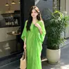 Vestido Verde Decote V Estilo Relaxado para Mulheres 2026 Novo Estilo Manga Morcego Leve Transparente Vestido Camisa Vestido para Férias na Praia