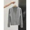 Camiseta básica de punto gris de cuello medio alto para mujer, nuevo top ajustado de manga larga para otoño e invierno con bordes de volantes estilo francés