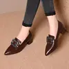 Bailarinas planas de punta fina estilo francés para mujer, nueva colección otoño 2026, con hebillas cuadradas de pedrería, cuero suave, diseño versátil y un tacón grueso
